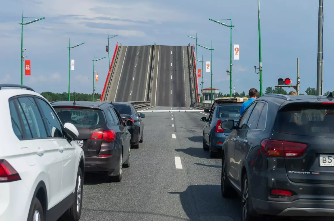 Участок трассы «Кола» перекроют из-за разводки Ладожского моста