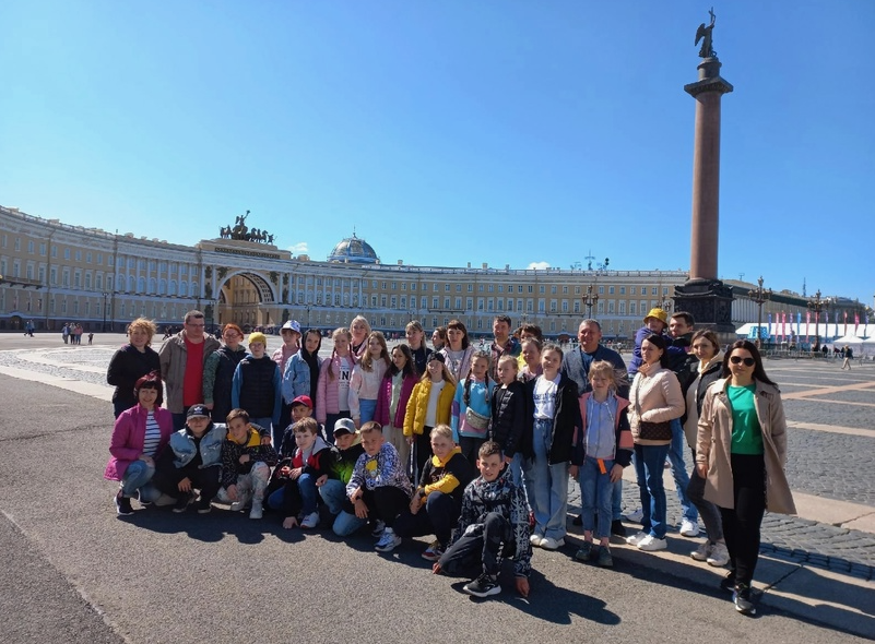 Экскурсовод по Питеру. Гиды СПБ. Экскурсии индивидуальные СПБ. Экскурсия по Петербургу гид с красными волосами.