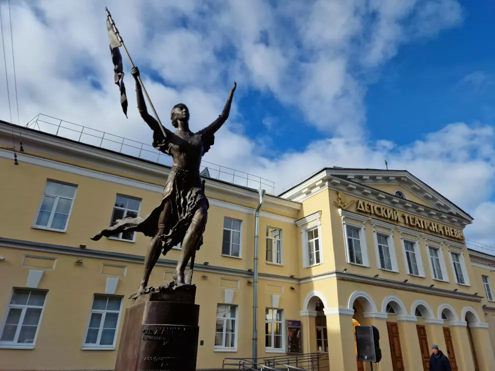 В Санкт-Петербурге установили памятник Жанне д’Арк