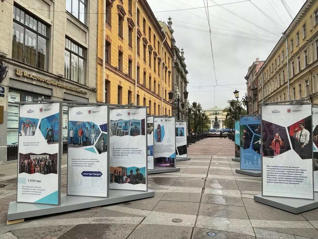 Фотовыставка «Многогранный Петербург» открылась на Малой Садовой улице