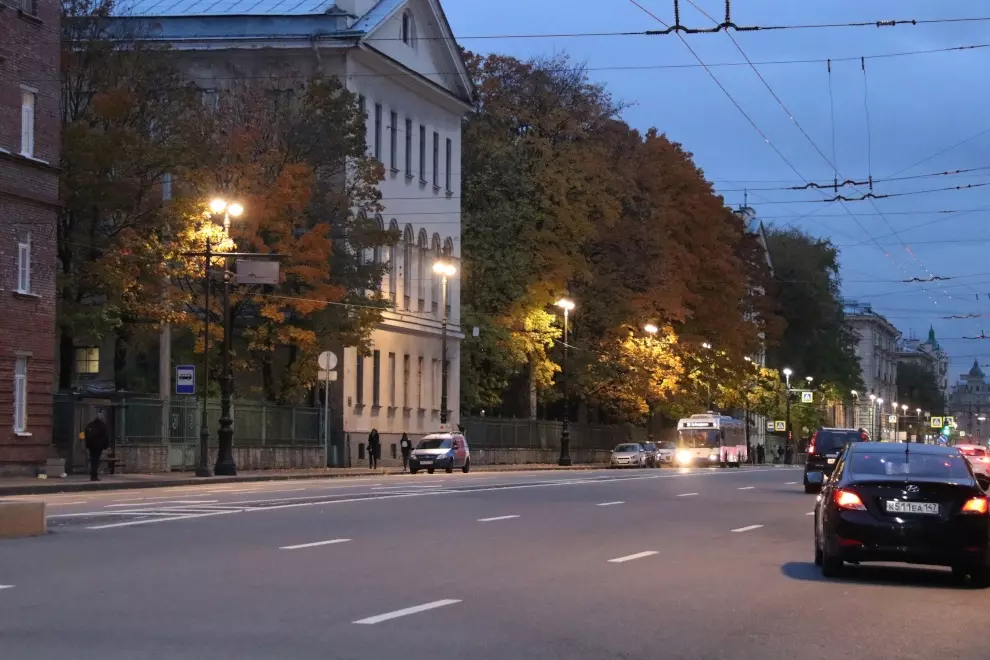 На Суворовском проспекте провели работы по модернизации освещения