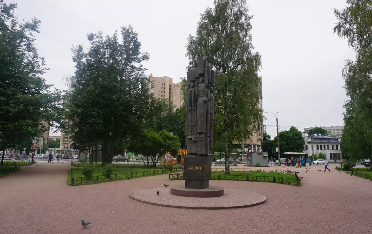 Современную подсветку установят для памятника «Мужеству ленинградцев» в сквере Блокадников