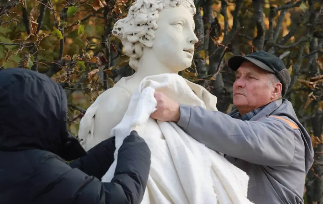В Царскосельском парке утепляют скульптуры