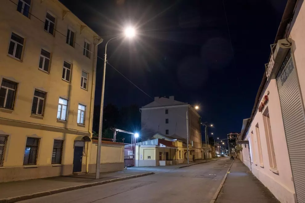 20 современных фонарей установили на Ломаной улице