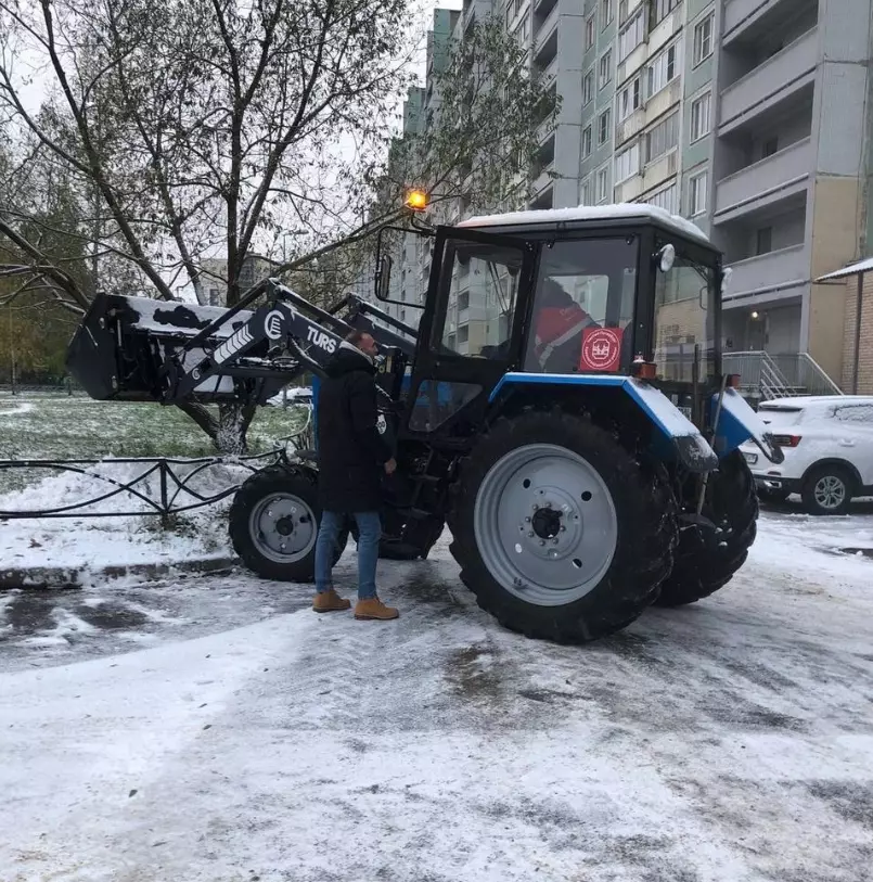 Уборку снега возле метро и на парковках будут контролировать онлайн