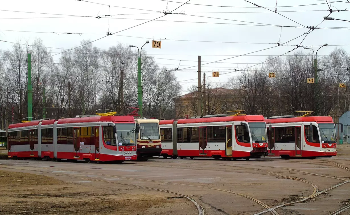 Петербургские водители трамвая и машинисты метро победили в конкурсе