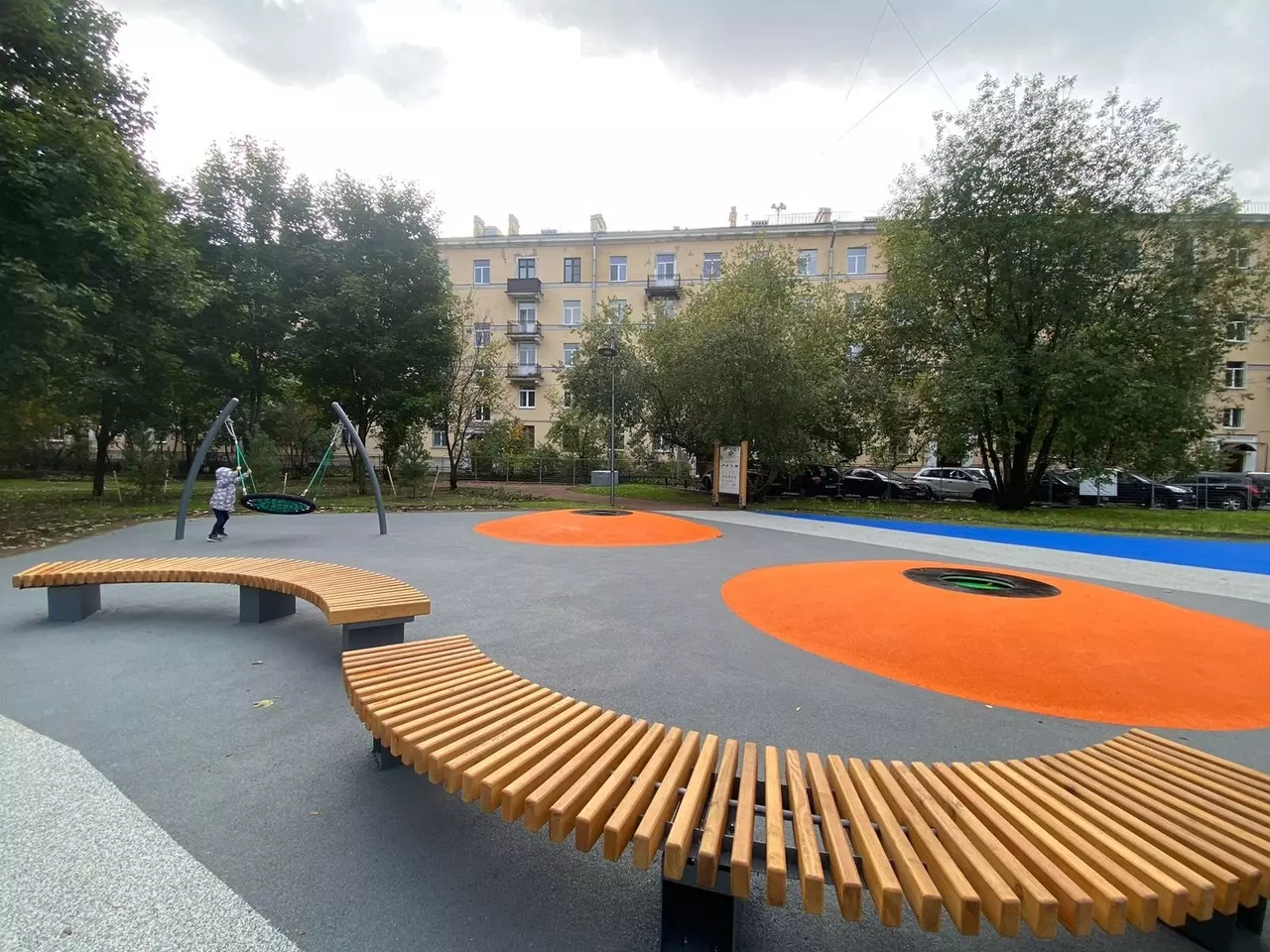 В обновленном сквере на проспекте Пархоменко создали зону отдыха