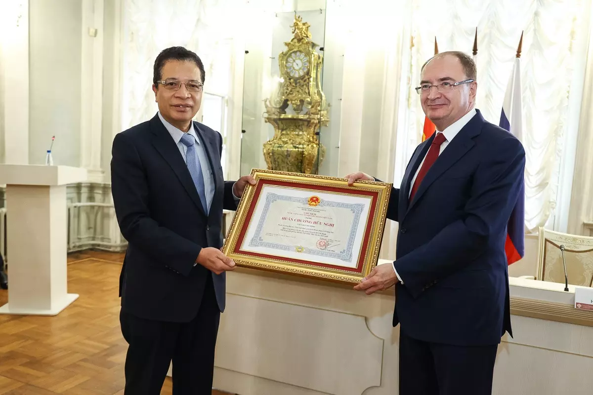 СПбГУ стал обладателем высшей госнаграды Вьетнама для иностранных организаций
