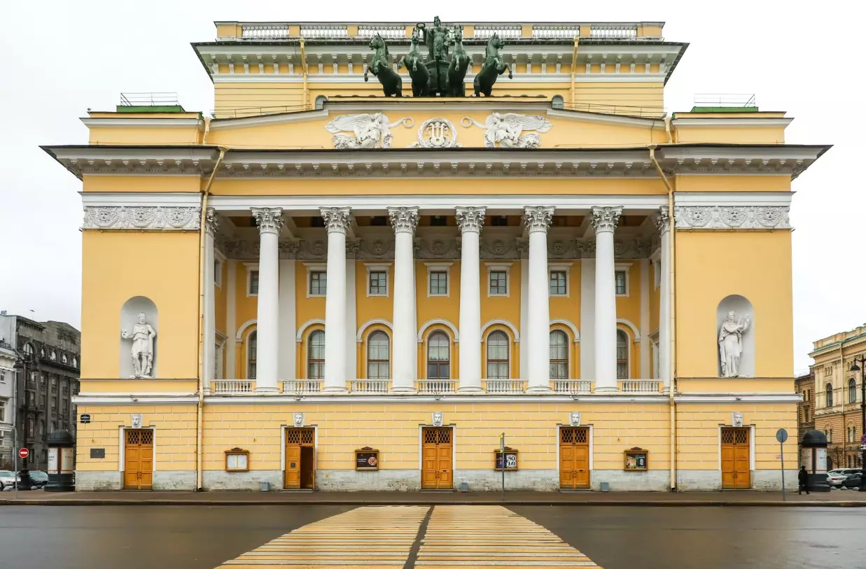 Экскурсию для гостей из новых регионов провели в Александринском театре