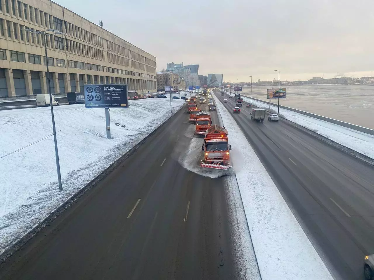 Улицы Санкт-Петербурга убирают от снега почти 800 машин