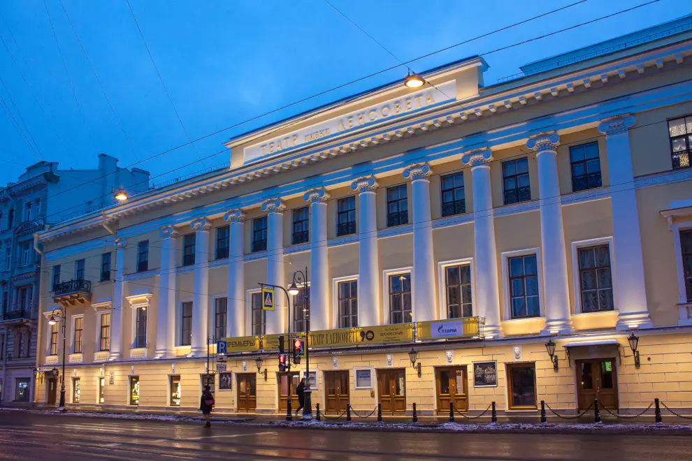 Фасад Театра имени Ленсовета оформлен новой художественной подсветкой