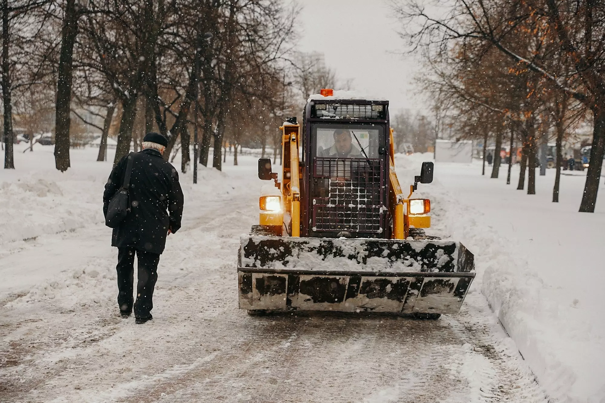 Активная работа по уборке от снега проводится по всему городу