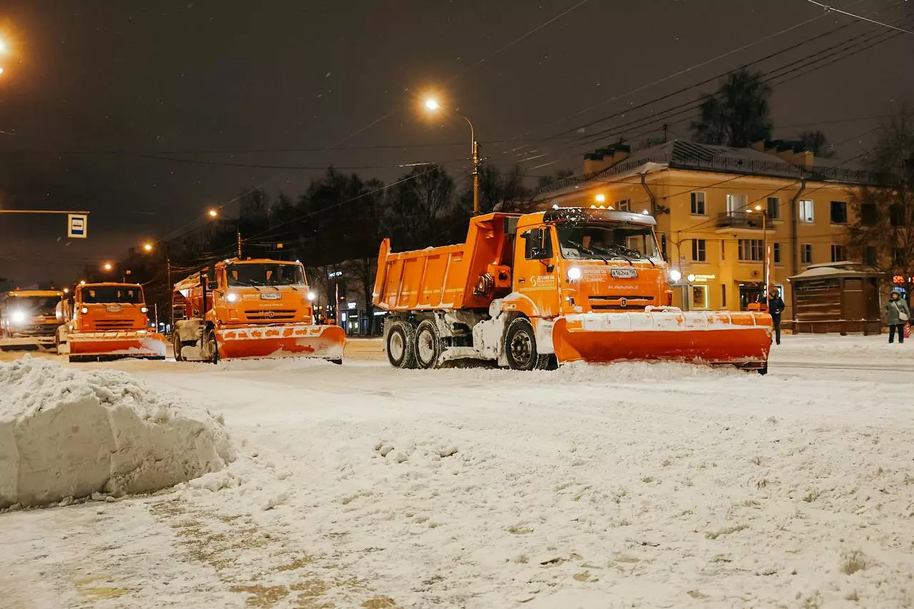 Дворы Санкт-Петербурга от снега очищают 8 600 дворников