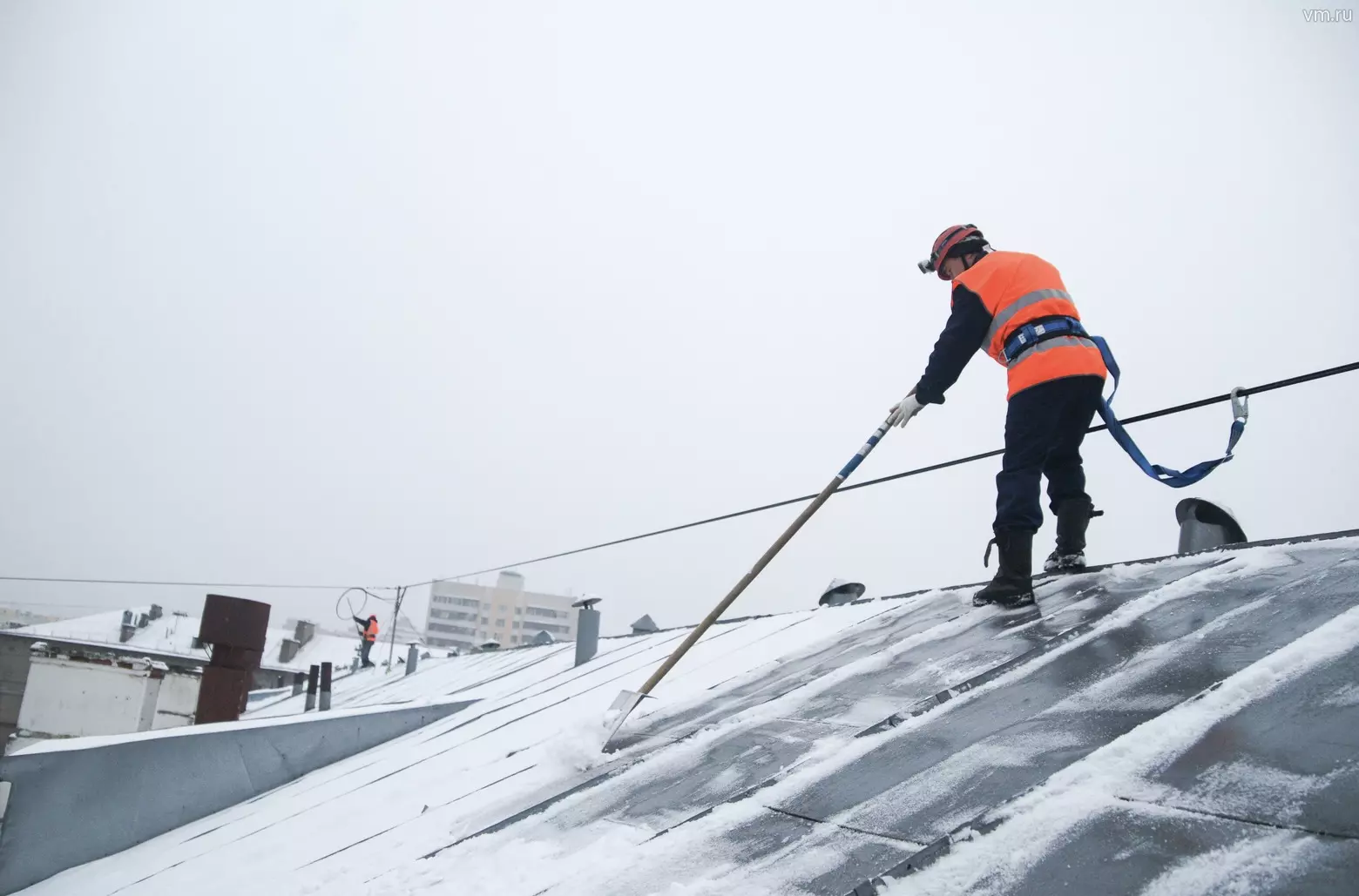 906 крыш социально значимых объектов очистили в Санкт‑Петербурге