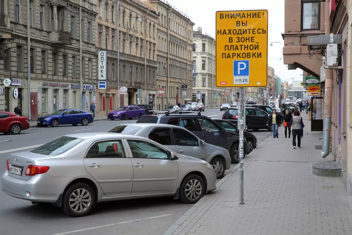 В Петербурге расширили список льготных категорий для бесплатной парковки