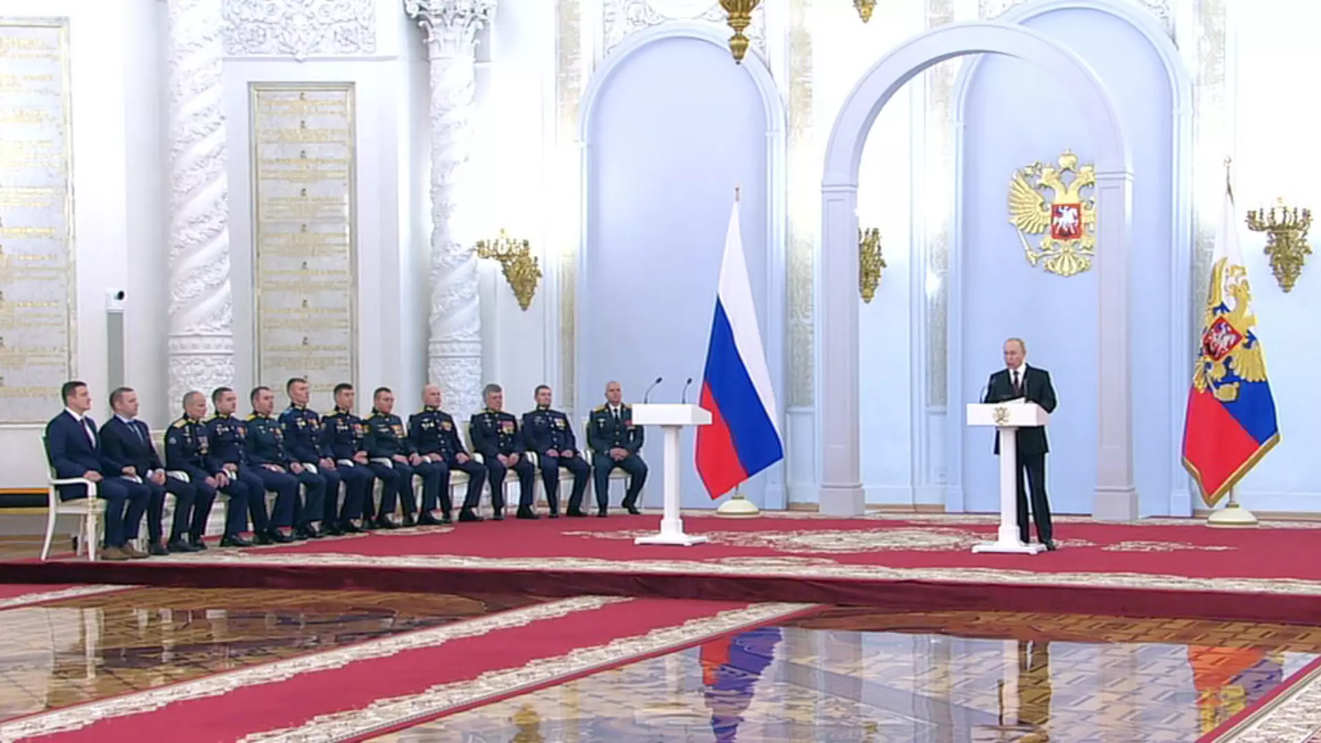 Путин вручил награды Героям Отечества