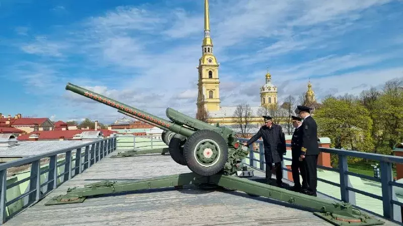 В честь Дня Героев Отечества совершен залп в полдень из орудия, расположенного на территории Петропавловской крепости