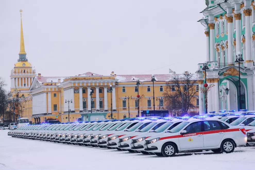 На дворцовой площади национальной гвардии вручили новые автомобили