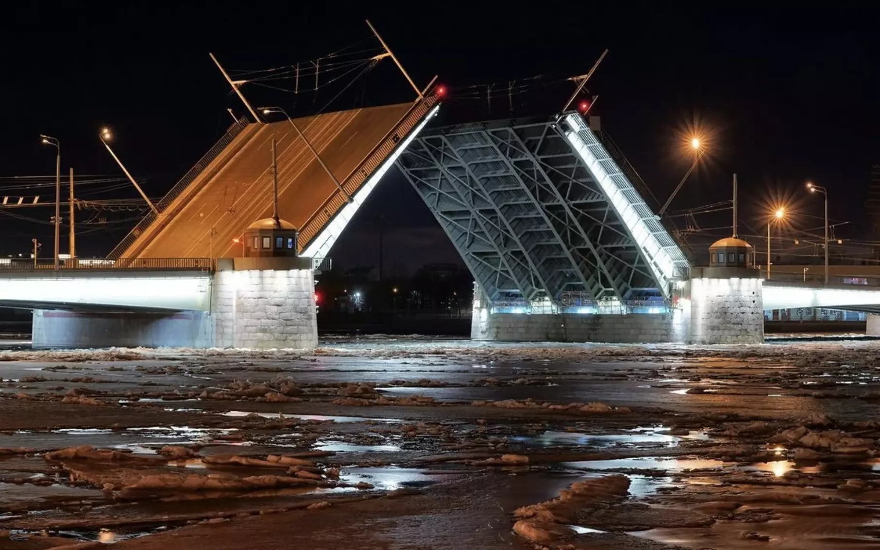 В центре Петербурга разведут сегодня ночью два моста