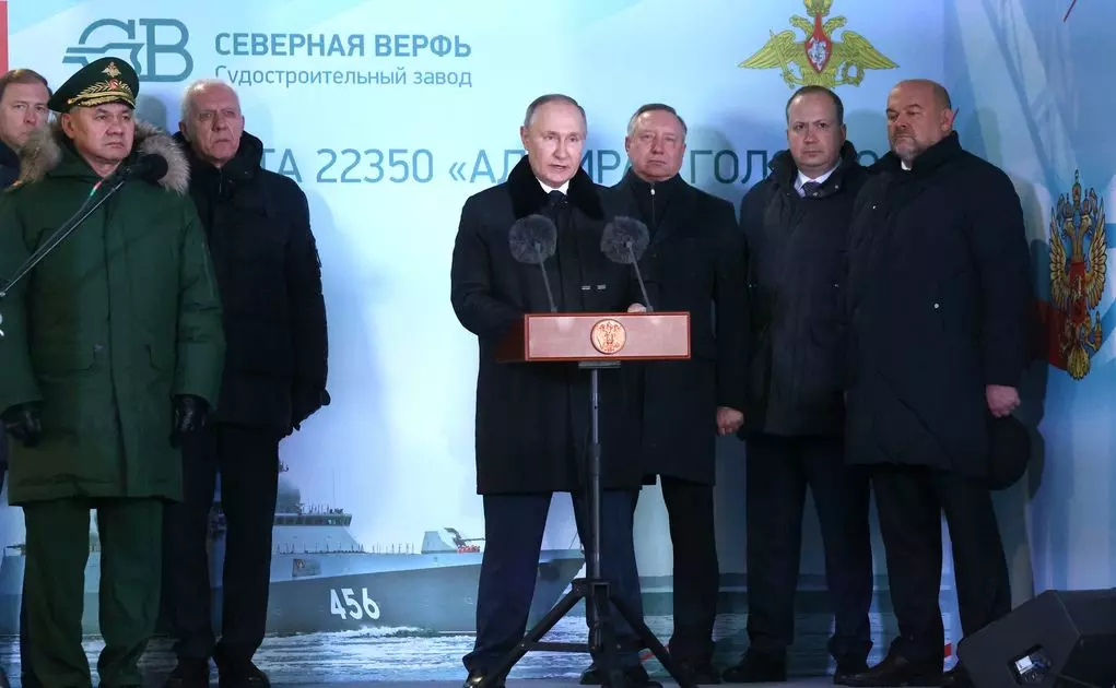 Владимир Путин принял участие в подъеме флага на морском тральщике «Лев Чернавин»