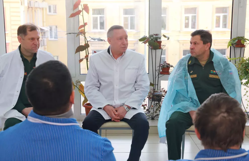 Губернатор города встретился с военнослужащими, которые проходят лечение в Военном клиническом госпитале