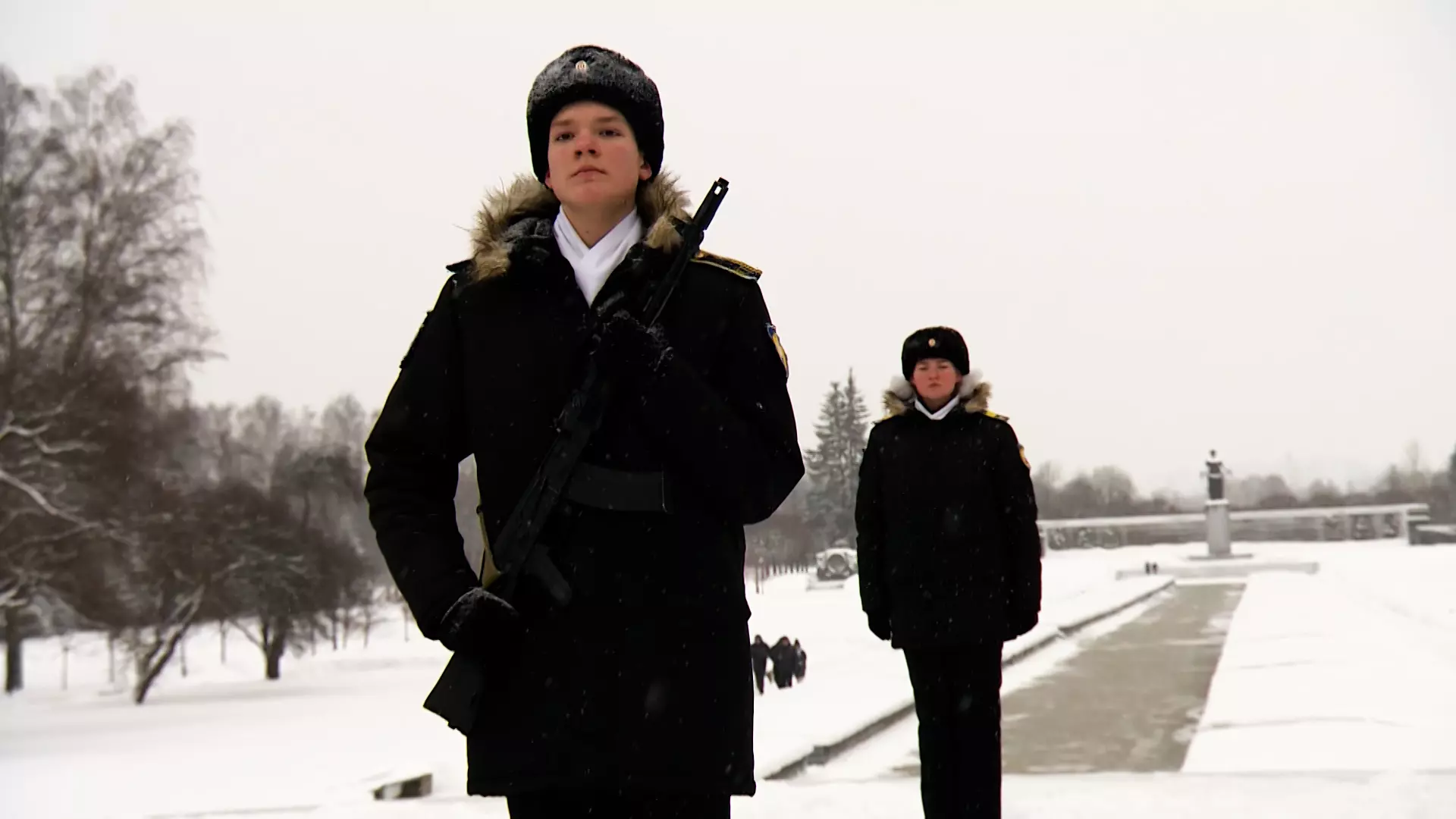 Школьники Петербурга несут почетную караульную службу на Пискаревском кладбище