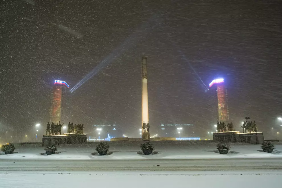 В небе над Монументом героическим защитникам Ленинграда зажглись лучи прожекторов