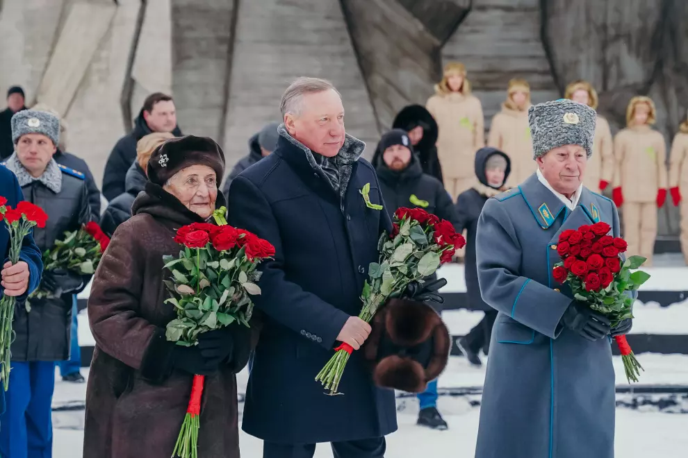 Возложили цветы к монументу героическим защитникам Ленинграда на площади Победы