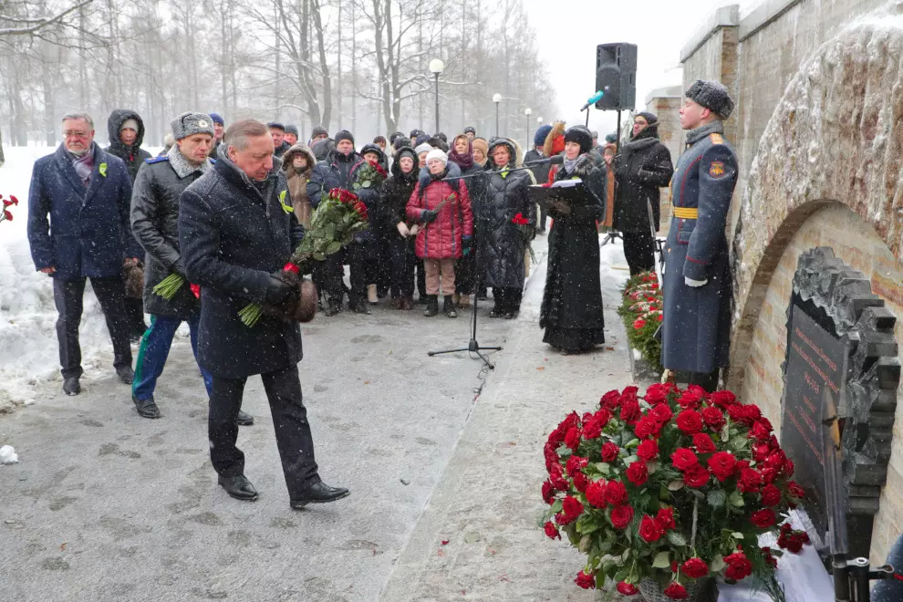 На Пискаревском кладбище открыли мемориальную плиту в память о геноциде населения Ленинграда 