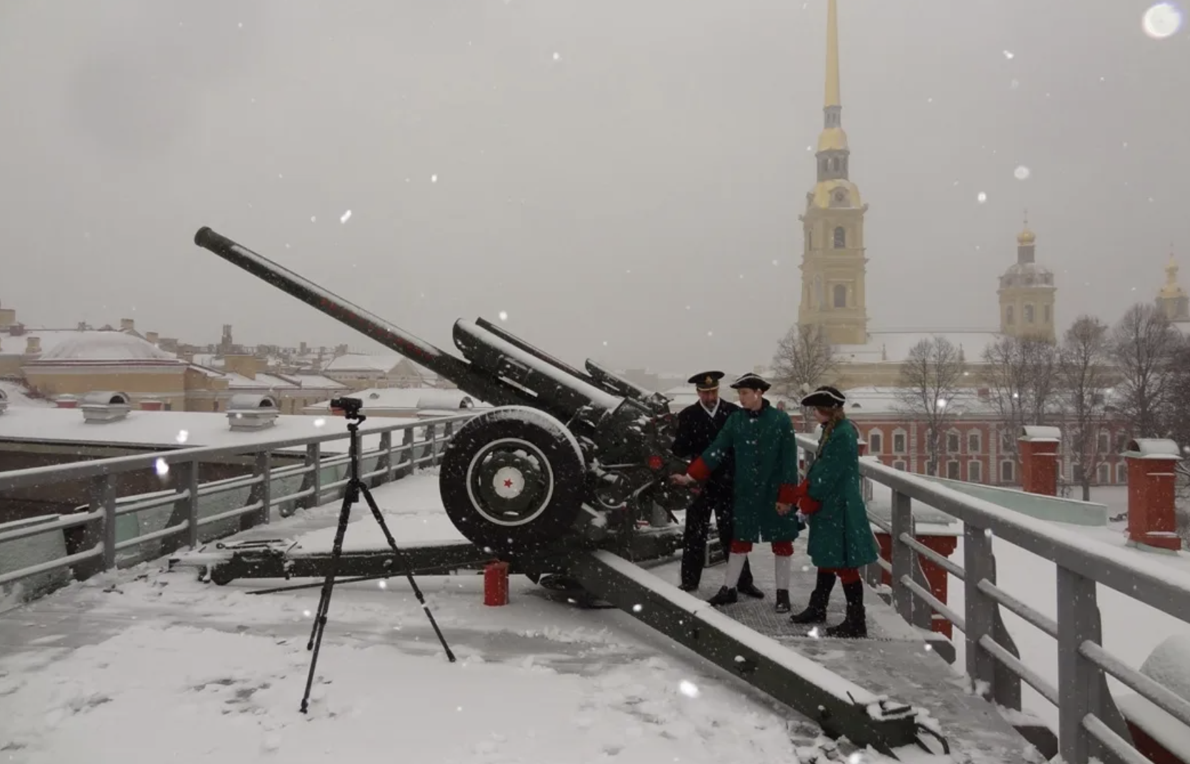 Полуденный выстрел с петропавловской. Пушки с Нарышкина бастиона Петропавловской крепости. Полуденный выстрел с Петропавловской крепости. Петербург полуденный выстрел 1865.