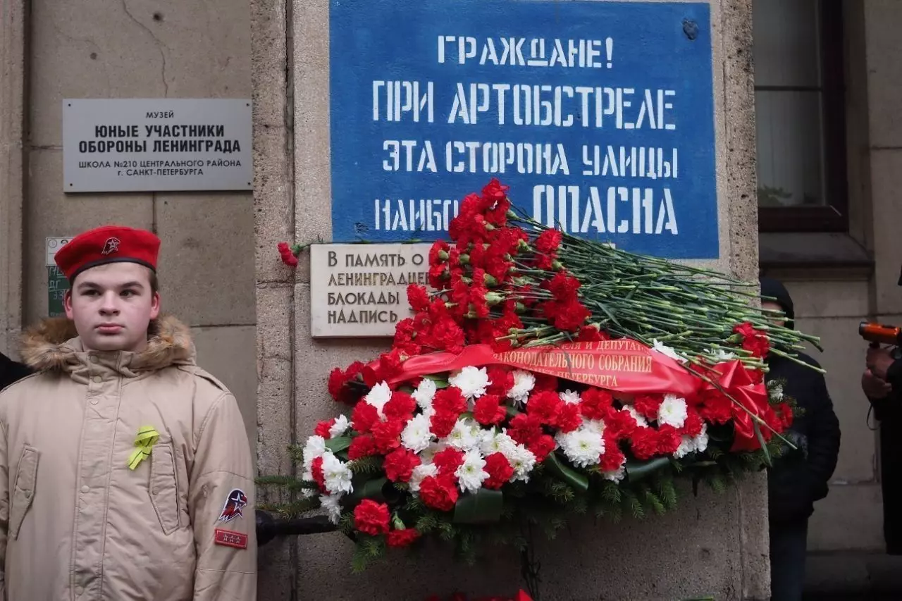 Граждане города возложили цветы к мемориальной доске на Невском проспекте