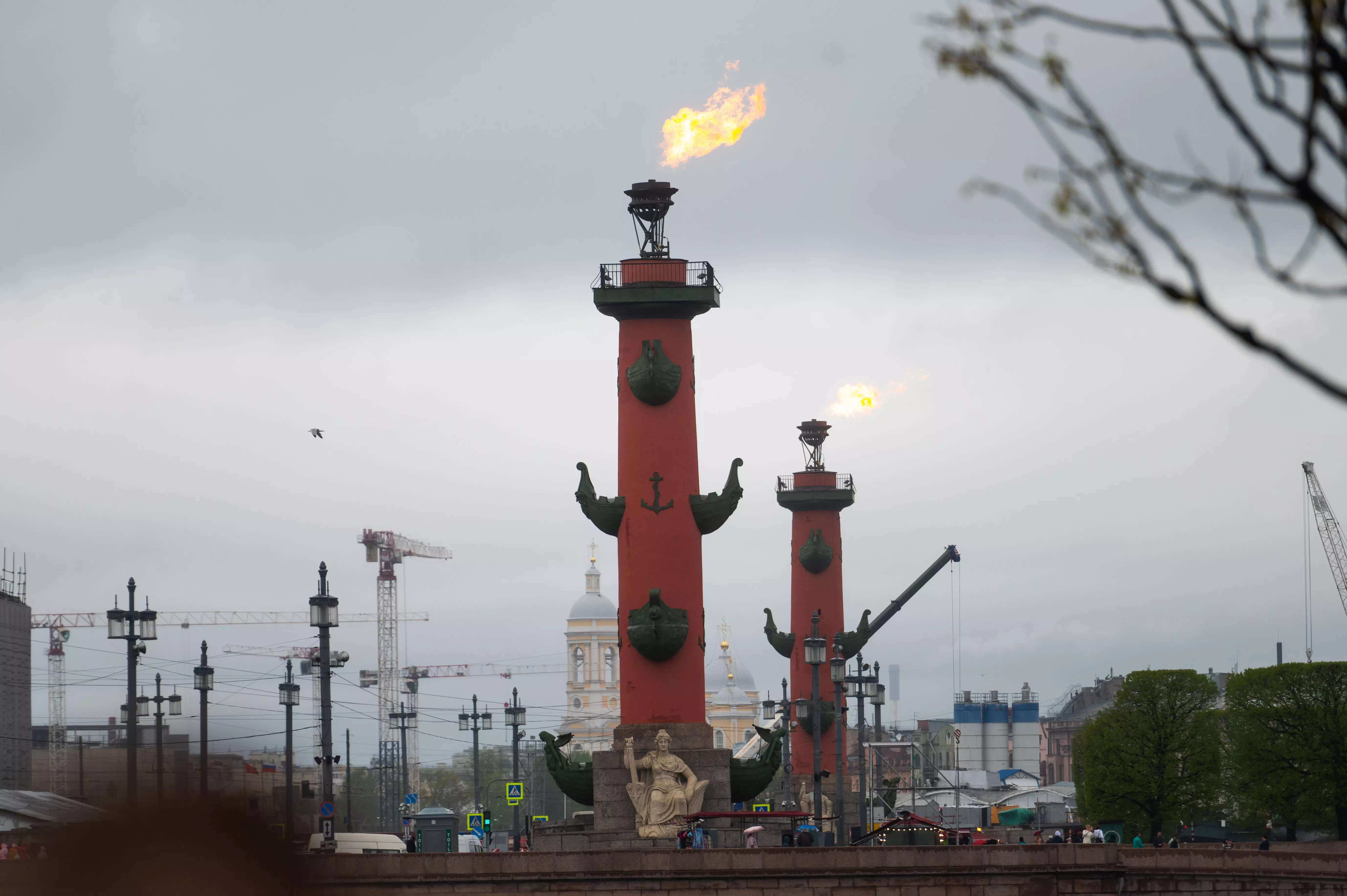 Факелы Ростральных колонн зажгли в честь Ленинградской победы
