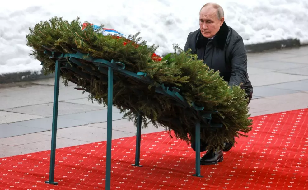 Владимир Путин возложил цветы на Пискаревское кладбище