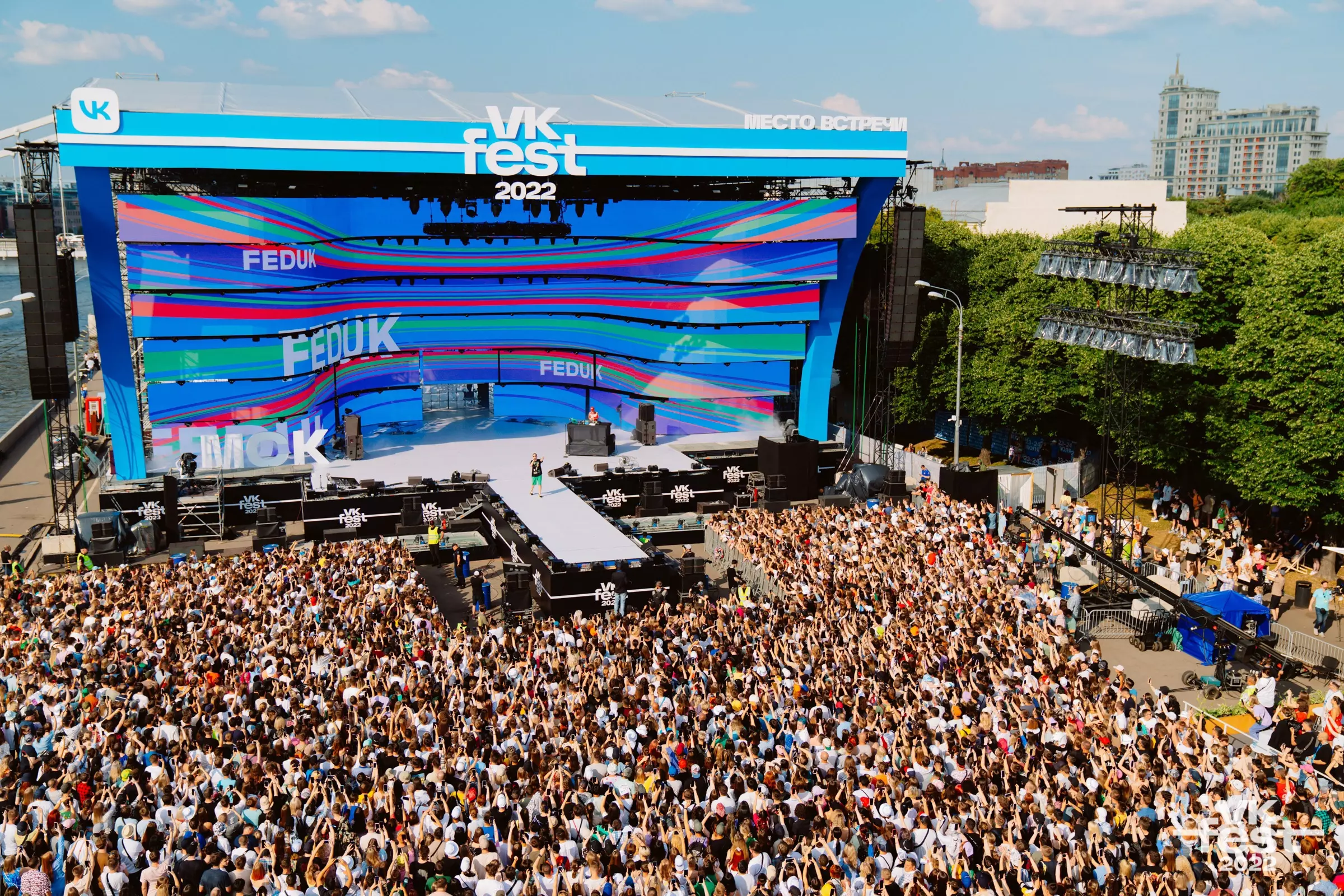 Vk fest 2024 купить билет. ВК фест Сочи 2023. Концертная площадка. Концерт фото. Самая большая концертная площадка в России.