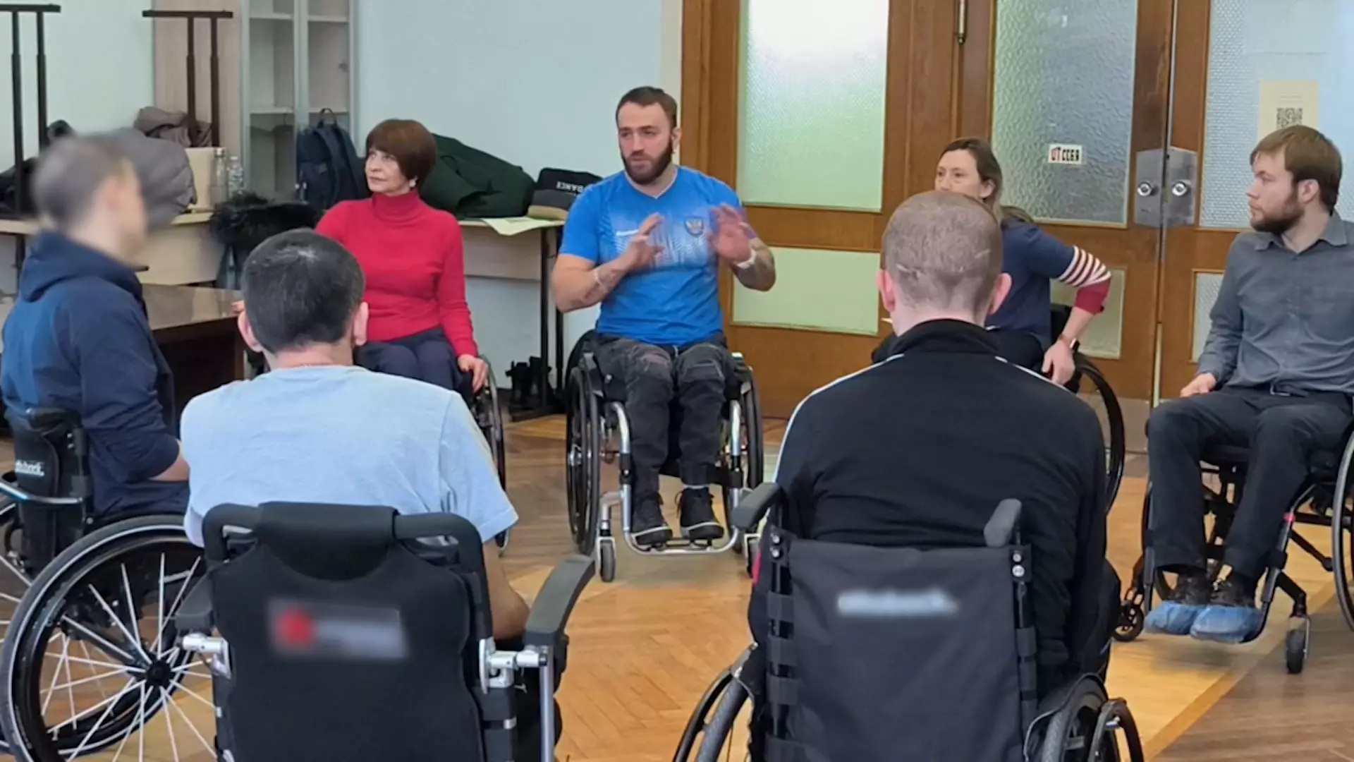 Ветеранов СВО научили управлять инвалидными колясками