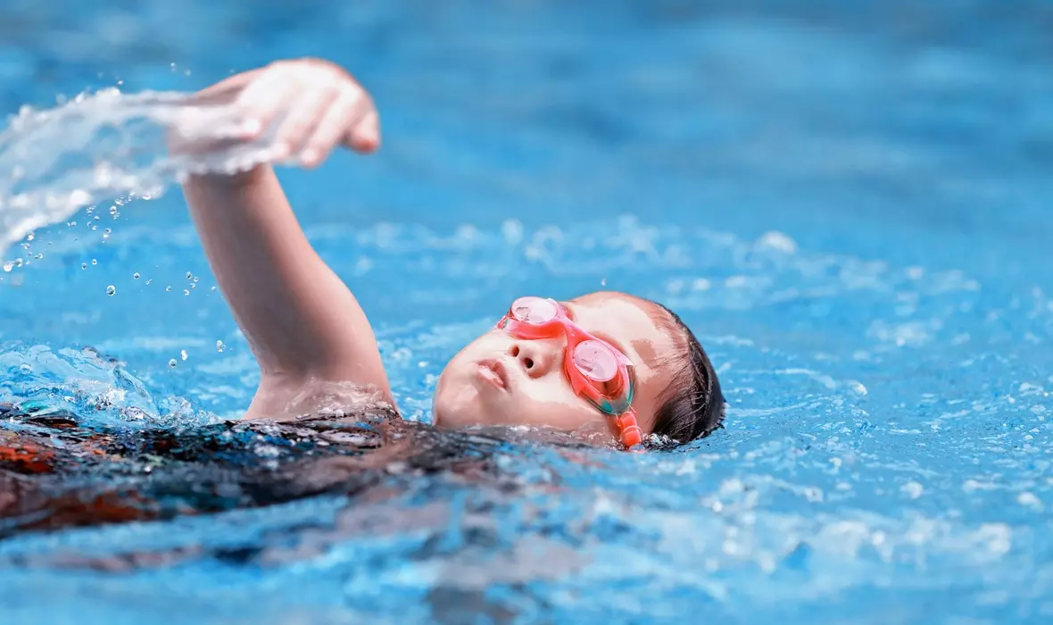 В школах с бассейном детей будут учить плавать со 2 класса