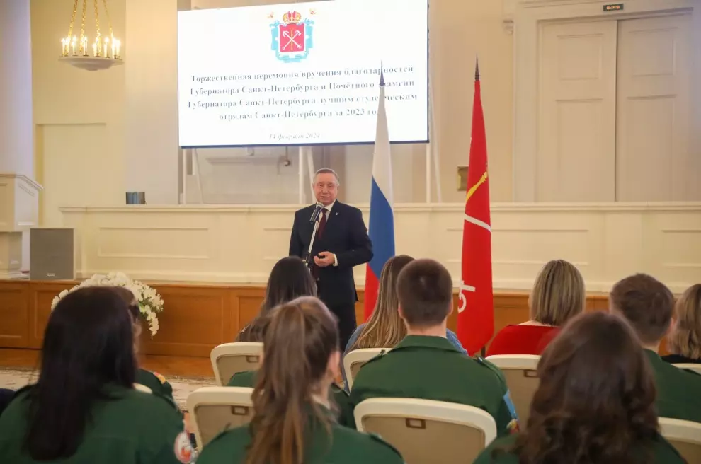 Александр Беглов вручил Почетное знамя лучшему студенческому отряду