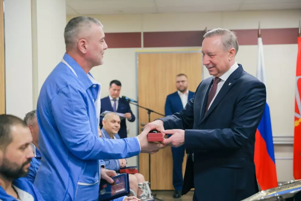 Губернатор вручил памятные знаки для героев СВО от благодарного Петербурга