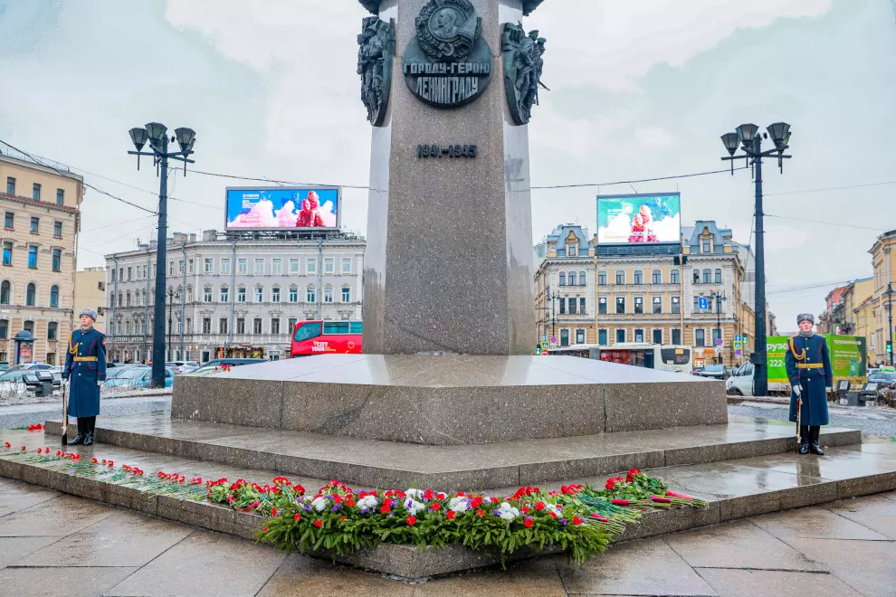 К обелиску «Городу-Герою Ленинграду» возложили цветы