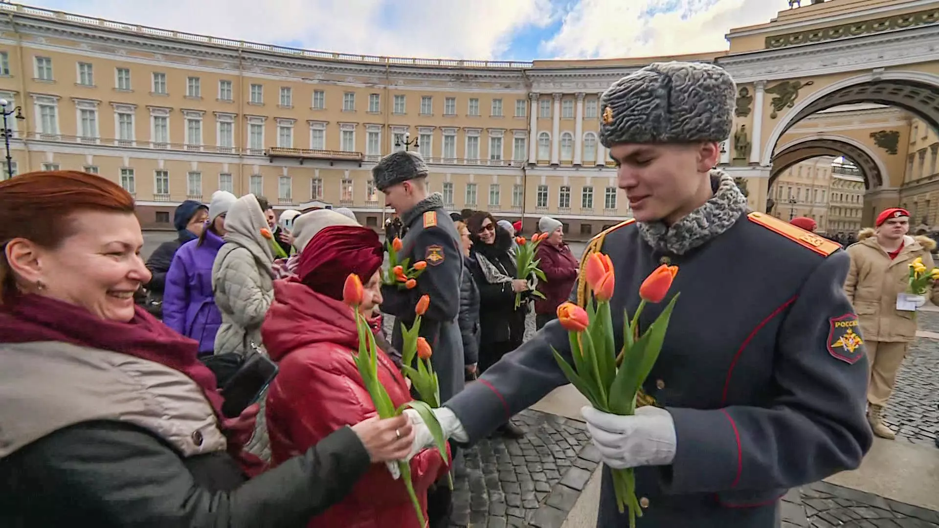 Командование Ленинградского военного округа поздравило женщин с 8 марта