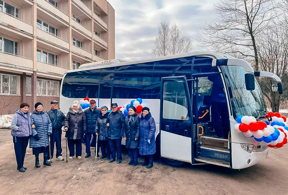 В Дом ветеранов в Павловске передан новый автобус