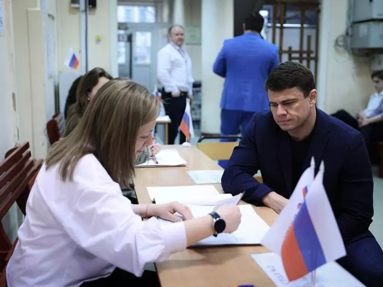 В Центральном районе депутат Государственной Думы Сергей Боярский отдал свой голос на выборах президента
