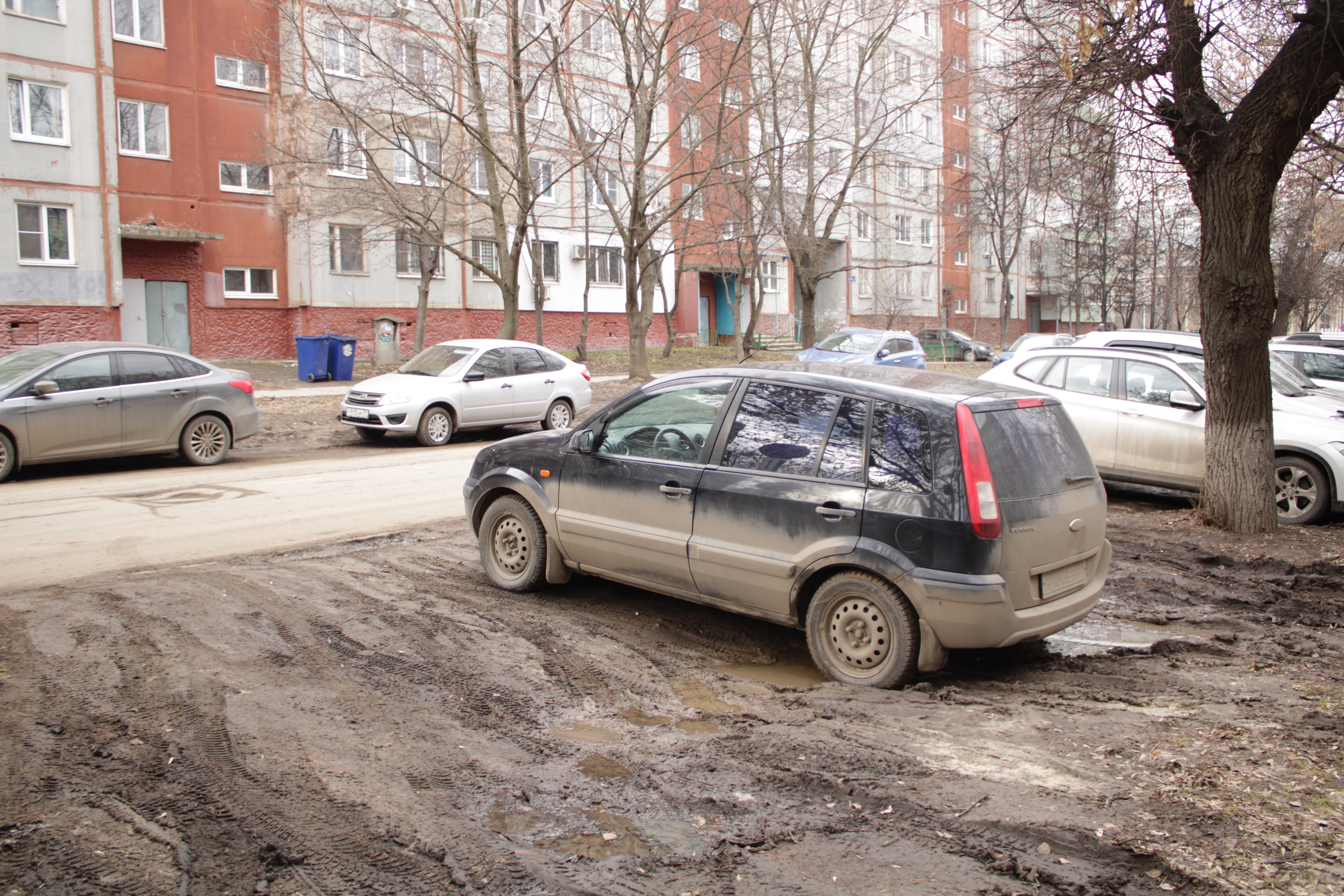 Во дворах Петербурга усиливают контроль за парковкой