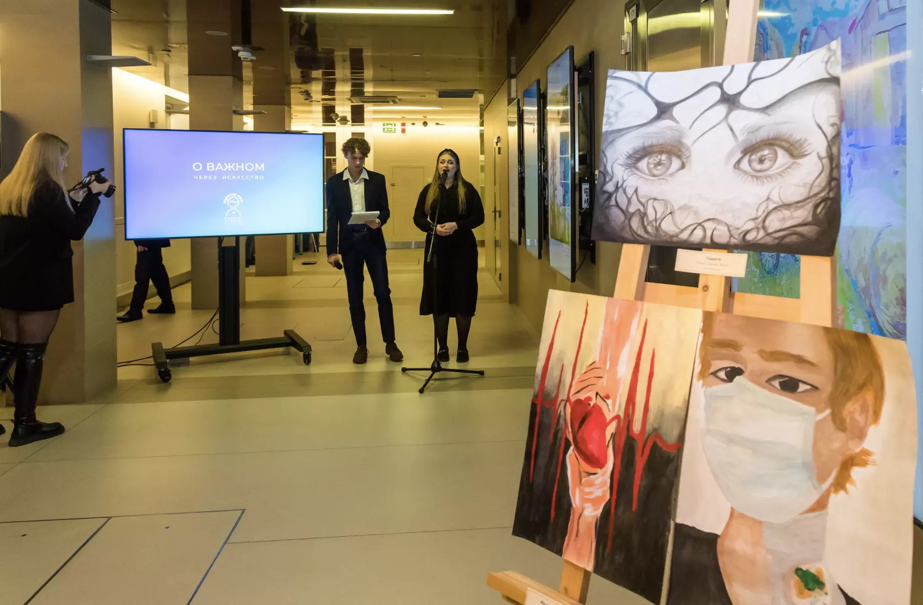 Выставка «О важном через искусство» открылась в Президентской библиотеке