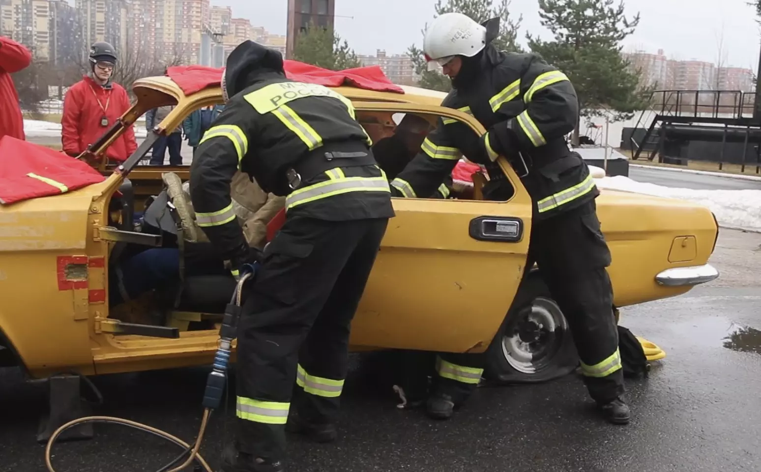 В Петербурге провели соревнования для спасателей