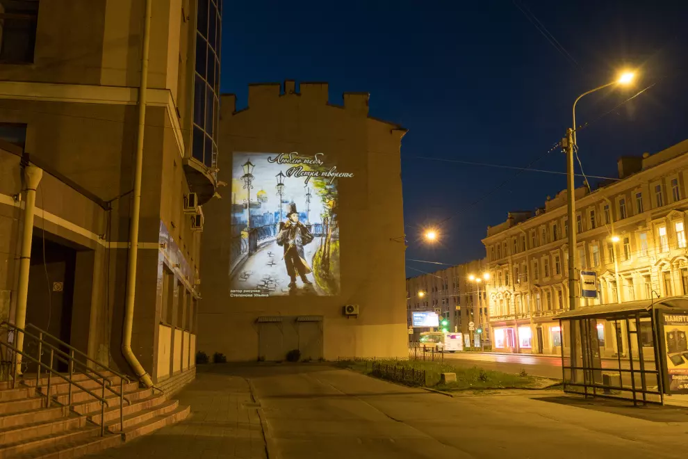 В День города световые инсталляции с рисунками школьников на фасадах домов будут посвящены пушкинскому Петербургу