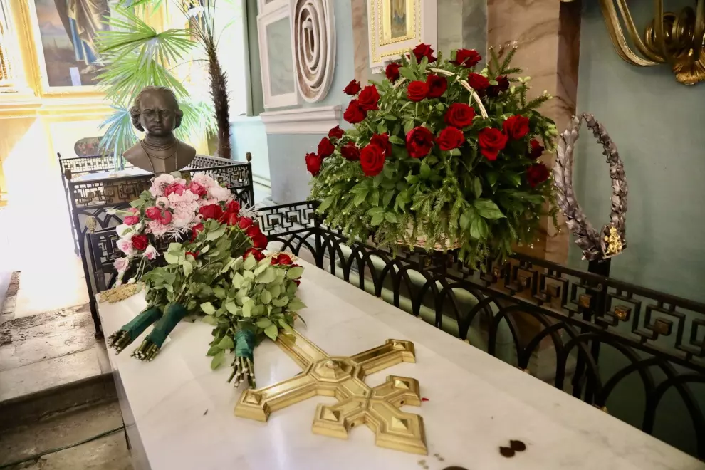 Дмитрий Медведев и Александр Беглов возложили цветы к надгробию Петра Великого