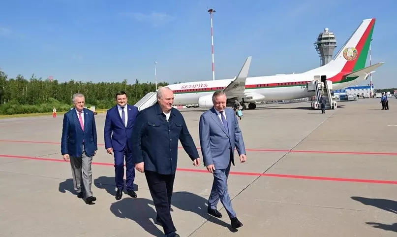 Президент Белоруссии прилетел в Петербург на встречу с Российским лидером  