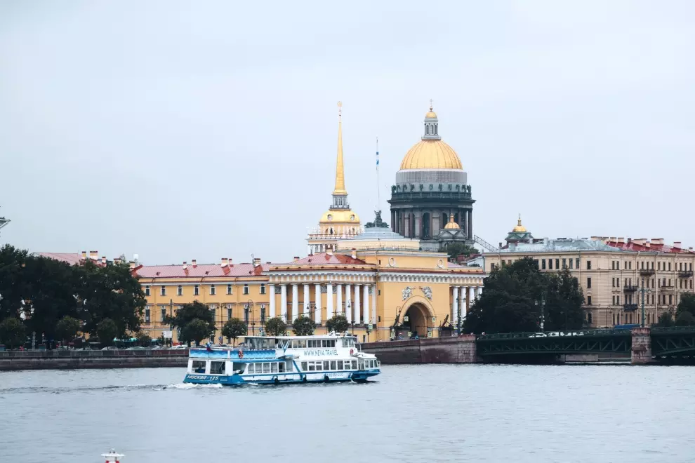 Планы на благоустройство набережной Невы и прилегающих общественных пространств обсудили на совещание   с членами городского правительства