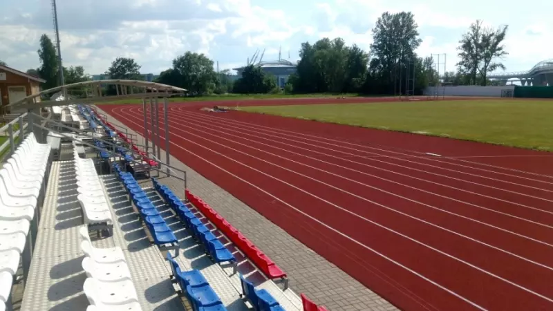 В спорткомплексе «Приморец» на Приморском проспекте проведена замена покрытия стадиона